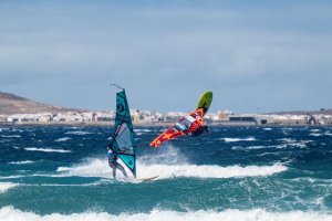 Windsurf: Offringa y Mortefon ganan en Pozo Izquierdo y lideran la Copa del Mundo en Slalom X