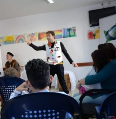 Cerca de una quincena de asociaciones y voluntarios colaboran de manera programada en el Insular-Materno Infantil