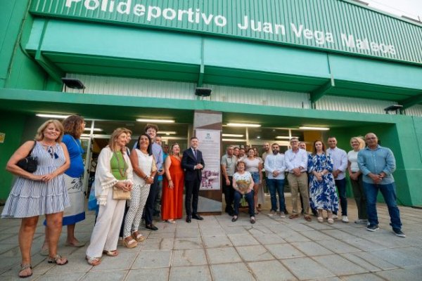 Gáldar recuerda el legado de Juan Vega Mateos con una placa conmemorativa en la entrada del Polideportivo municipal