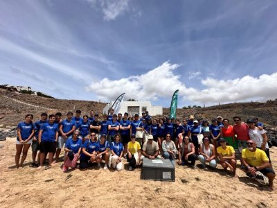 Fred. Olsen Express retira m&aacute;s de 480 kilos de residuos en una limpieza en la playa de Esquinzo en Fuerteventura