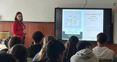 Neum&oacute;logos del HUC alertan a estudiantes de la ESO de los riesgos del tabaco y el vapeo