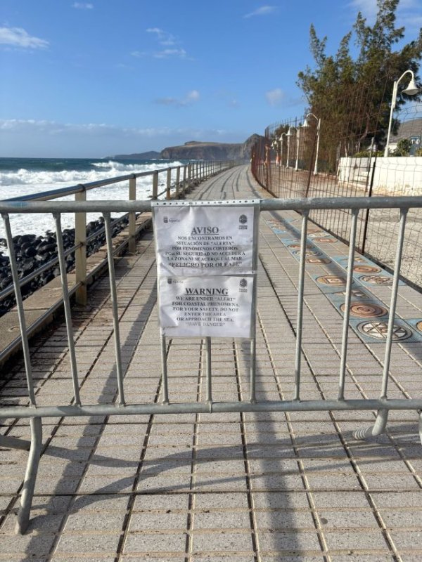 El Ayuntamiento de Agaete informa, que debido a la prealerta por fenómenos costeros, ha decidido cerrar la Avenida de los Poetas y Las Salinas