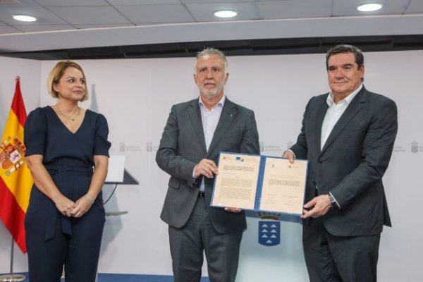 Torres y el ministro Escrivá firman el convenio que destina a Canarias 50 millones para atender la migración