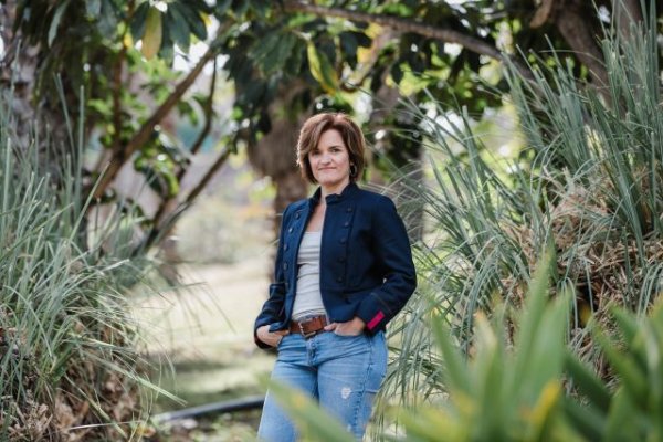 El Teatro Hespérides de Guía acoge la presentación del nuevo libro de Coralia Quintana, ‘Brumadentro’