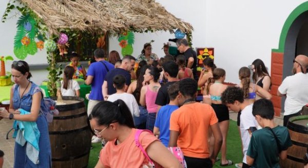 Guía: Más de 500 personas dieron la bienvenida al verano en Guía con la Fiesta ‘Aloha’