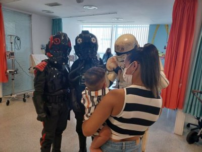 Los pacientes pedi&aacute;tricos del HUC reciben la visita de los personajes de Star Wars de la Legi&oacute;n 501