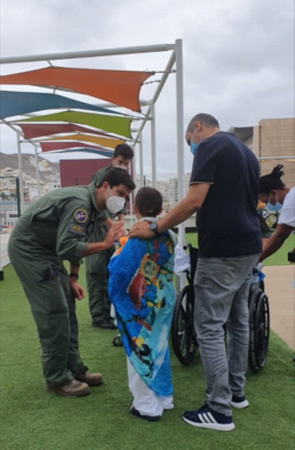 El Hospital Materno Infantil recibe la visita de un grupo de pilotos del Ala 46 del Ejército del Aire