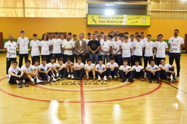 Teodoro Sosa recibe a los tres equipos campeones del Km13 Balonmano Gáldar