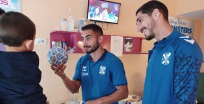 Los ni&ntilde;os ingresados en los hospitales reciben la visita de los jugadores del CD Tenerife