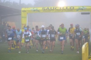 La lluvia no pudo con las ganas de practicar deporte en Saucillo de Gáldar