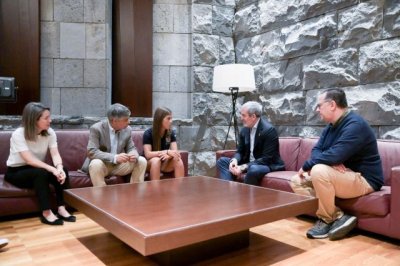 Fernando Clavijo felicita a Marta Mansito, campeona mundial de Optimist con solo catorce a&ntilde;os