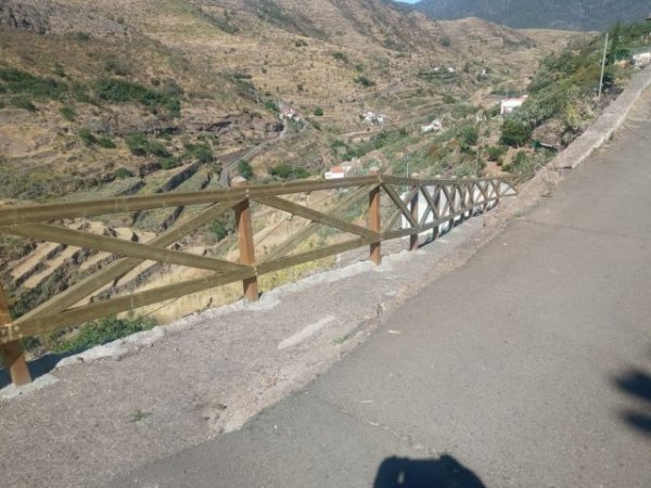 Gáldar: El Ayuntamiento informa de la colocación de barandillas para mejorar la seguridad en Juncalillo