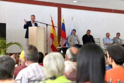 Torres visita las instalaciones del Hogar Hispano de Valencia, en Venezuela