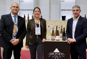 La en&oacute;loga canaria Amor L&oacute;pez, de la bodega lanzarote&ntilde;a Erupci&oacute;n, reconocida en BWW con el premio Isabel Mijares
