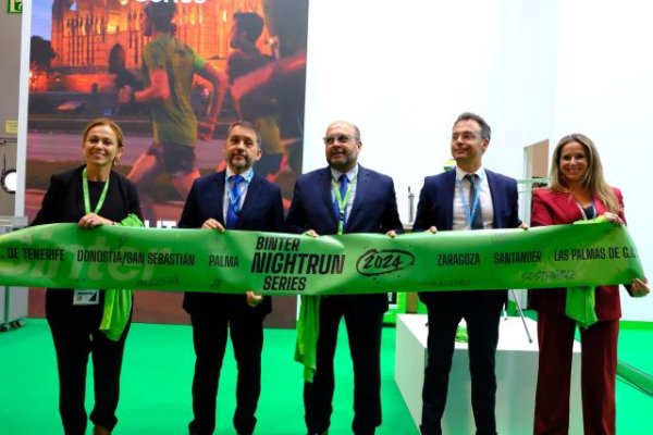 Binter presenta en Fitur el calendario de la Binter NightRun 2024 y la nueva imagen de la Revista NT