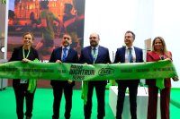 Binter presenta en Fitur el calendario de la Binter NightRun 2024 y la nueva imagen de la Revista NT