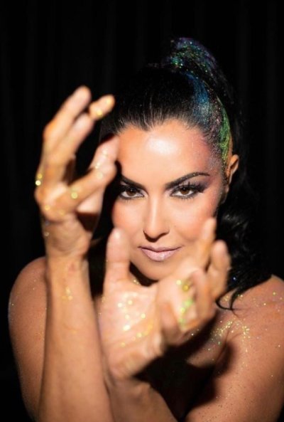 Isabel Gonz&aacute;lez desnuda su alma art&iacute;stica en apoyo de todas las diversidades sexuales