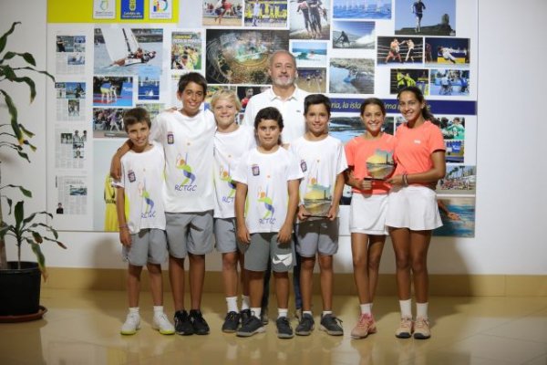 Francisco Castellano felicita a los campeones de Canarias de Tenis Alevín por Equipos 2022