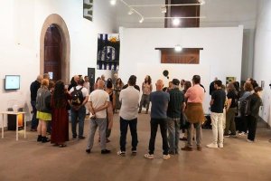 Éxito de participación en la visita comentada de la exposición “La Memoria de la Fragilidad” en la Casa de la Cultura de Guía