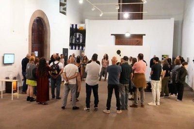 Éxito de participación en la visita comentada de la exposición “La Memoria de la Fragilidad” en la Casa de la Cultura de Guía