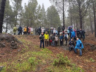 El legado de Suso Sancho guía a los senderistas hasta la Cruz de los Moriscos