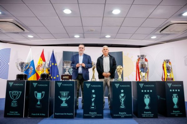 La Consejería de Educación y la Fundación Canaria de la FIFLP presentan la exposición itinerante de los trofeos de la Selección Española de Fútbol