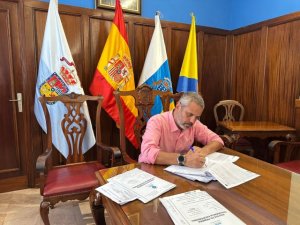 El alcalde de Guía firma los contratos para incorporar 8 técnicos jóvenes para su primera experiencia laboral en el Ayuntamiento