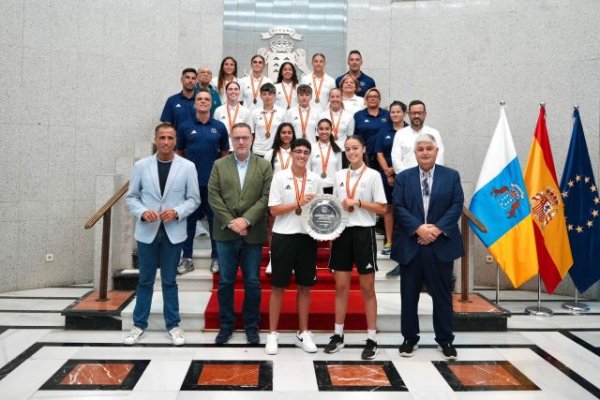 Poli Suárez celebra el bronce nacional de la selección femenina de fútbol playa sub-17 con sus protagonistas