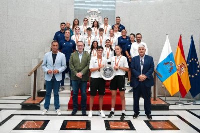 Poli Suárez celebra el bronce nacional de la selección femenina de fútbol playa sub-17 con sus protagonistas