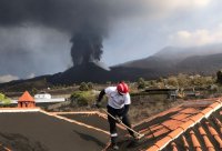 Cruz Roja da respuesta a las necesidades que a&uacute;n persisten entre la poblaci&oacute;n afectada por el volc&aacute;n de La Palma