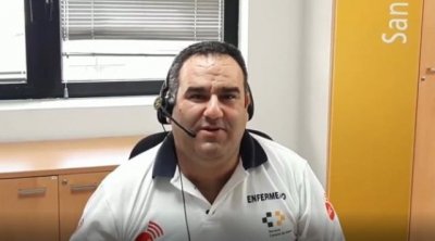 Un técnico de emergencias sanitarias atiende un parto siguiendo la teleasistencia del enfermero coordinador