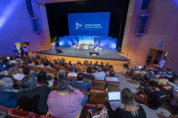 Las islas turísticas europeas avanzan en Canarias estrategias para igualar su competitividad a la del continente