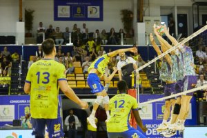 Voleibol: El CV Guaguas da el primer paso en la final de la Superliga ante Soria (3-0)