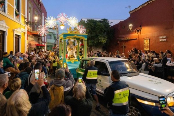 Gáldar: La ciudad recibe por todo lo alto a los Reyes Magos en una multitudinaria Cabalgata