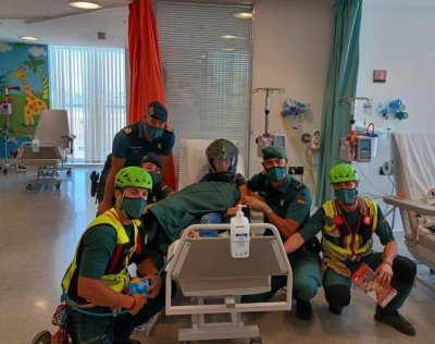 Los ni&ntilde;os y ni&ntilde;as del HUC reciben la visita de la Guardia Civil