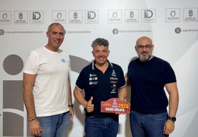 El consejero de Deportes, Aridany Romero, recibe al piloto Pedro Peñate tras su histórica participación en el Dakar 2025