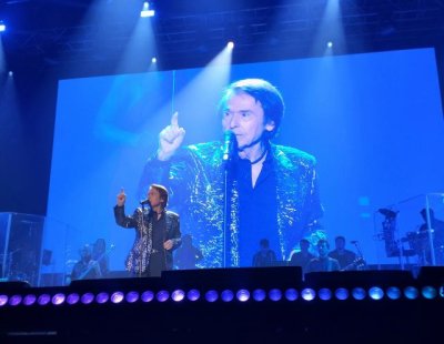 M&aacute;s de 4.000 personas arropan al incombustible Raphael en Gran Canaria