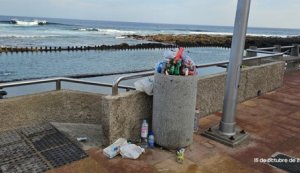 Papeleras rebosando en el Agujero de Gáldar