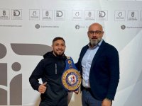 El consejero de Deportes, Aridany Romero, recibe al boxeador Samuel Carmona tras su reciente t&iacute;tulo europeo