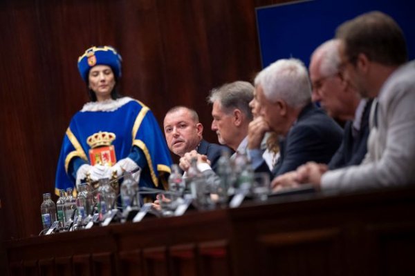 El Cabildo desestima la solicitud de más de 1.000 autorizaciones de vehículos de arrendamiento con conductor, por tener el cupo completo