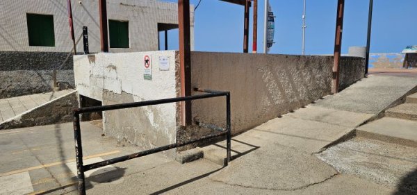 G&aacute;ldar: Abandono en la entrada de la Playa del Agujero en G&aacute;ldar