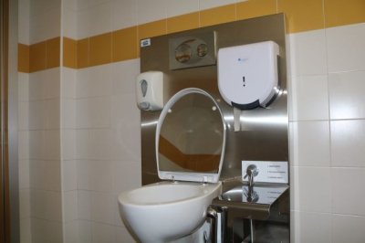 El Hospital Universitario Doctor Jos&eacute; Molina Orosa instala el primer ba&ntilde;o adaptado para personas ostomizadas