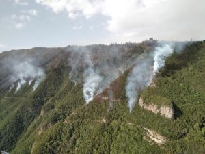 El incendio avanza hacia su control, con pequeñas reactivaciones dentro del perímetro