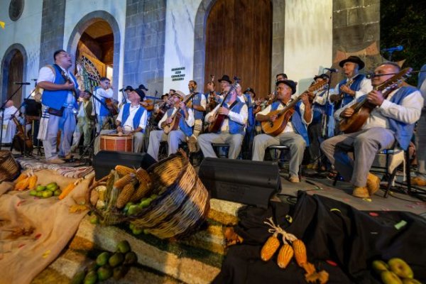 Valleseco impulsa las tradiciones musicales con la compra de nuevos instrumentos para la Parranda Los Paperos