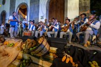 Valleseco impulsa las tradiciones musicales con la compra de nuevos instrumentos para la Parranda Los Paperos