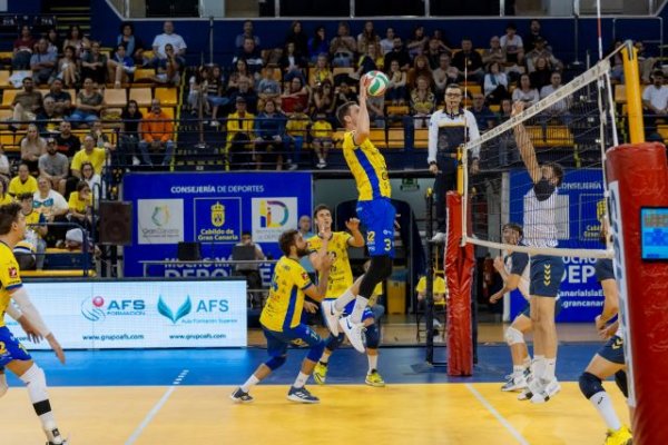 Voleibol: CV Guaguas vence con facilidad y acaba como campe&oacute;n de la liga regular (3-1)