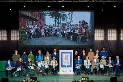 Los hermanos Hernández Pérez reciben el cariño de los vecinos de la Villa de Moya por el Guinness obtenido