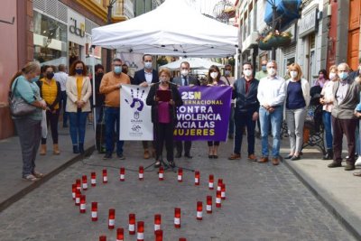 Gáldar conmemora el 25N con un minuto de silencio en recuerdo de las víctimas de violencia de género