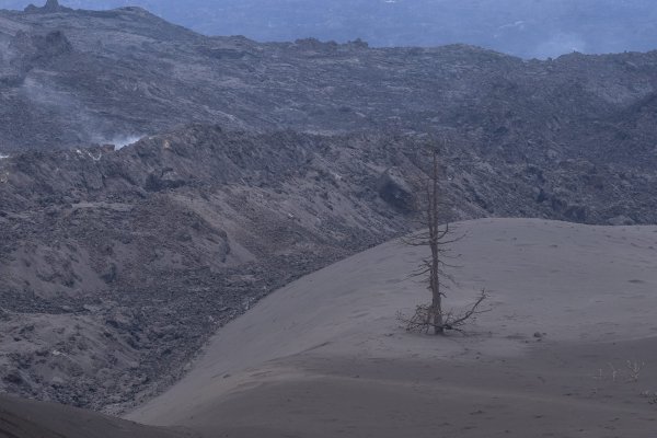 Las coladas alcanzan temperaturas exteriores de hasta 180 grados, aunque el volcán sigue mostrando agotamiento