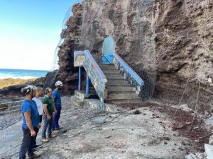 Gu&iacute;a invierte m&aacute;s de 12.000 euros en una malla de contenci&oacute;n para dar seguridad a la playa de Caleta de Arriba